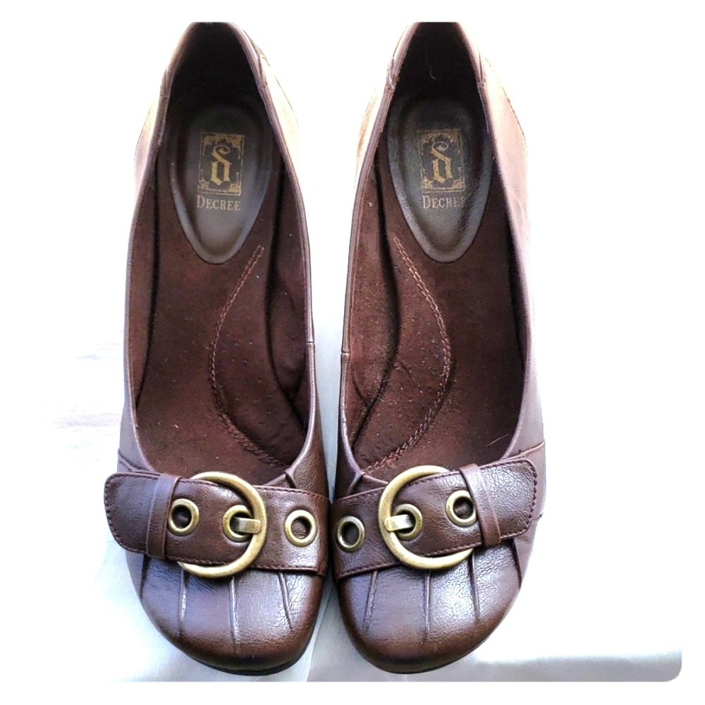 Brown leather-look wedge shoes with buckle accent